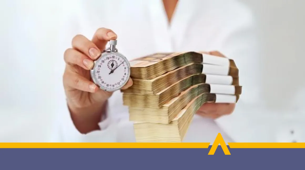 Człowiek w białej koszuli trzymający gotówkę w jednej ręce oraz stoper w drugiej