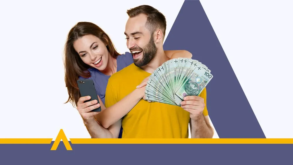 Szczęśliwa para trzymająca telefon i banknoty 100 zł